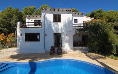 Large villa on a flat plot, in a quiet environment, in Altea